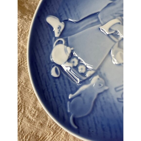 Bing & Grøndahl 1985 "The Magical Tea Party" Porcelain Denmark Blue & White Plat - Picture 9 of 12